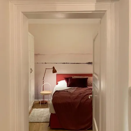 Red Flat By Grazrentals Direct By & Free Parking Apartment