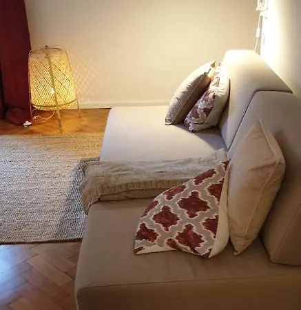 Red Flat By Grazrentals Direct By & Free Parking Apartment *