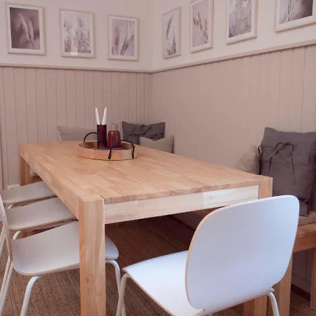 Red Flat By Grazrentals Direct By & Free Parking Apartment