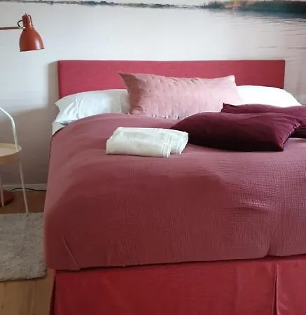 Red Flat By Grazrentals Direct By & Free Parking